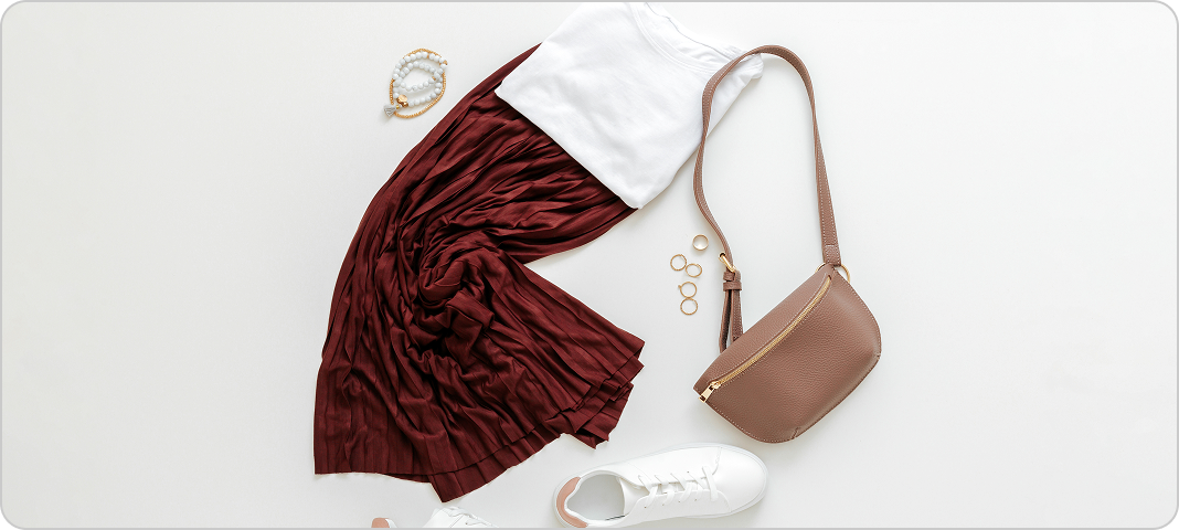 アパレル商品のフラットレイ画像(スカート、バッグ、スニーカー、アクセサリー)